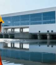 水电站前两名工人站立画面3080#横屏 