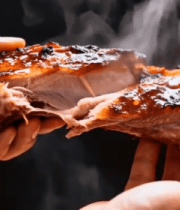 双手持烤排骨特写素材8170#横屏 