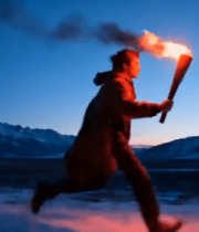 手持火炬在雪山中奔跑的人13671#横屏 