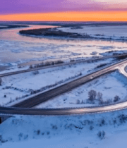 冬季雪景中蜿蜒公路与河流9613#横屏 