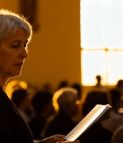 室内女性手持纸张面对观众962#横屏 