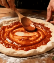 手工涂抹披萨酱的画面4033#横屏 