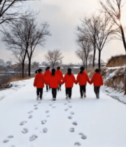 冬日农村人群踏雪同行画面863#横屏 