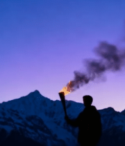 手持火炬人物雪山背景素材13541#横屏 