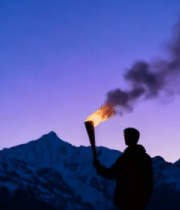 手持火炬人物雪山背景素材13541#横屏 