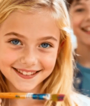 手持铅笔微笑的儿童群体10553#横屏 