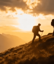 登山者在山间夕阳下徒步1828#横屏 