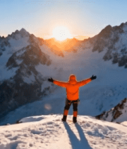 登山者山顶张开双臂望雪山6587#横屏 