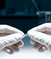 实验室人员操作实验样本14079#横屏 