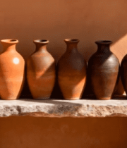 石台上摆放的陶制花瓶1856#横屏 