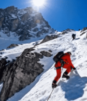 登山者攀登雪山画面1321#横屏 