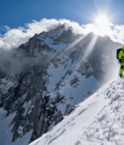 	 登山者攀登雪山场景13374#横屏 