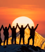 	 登山者山顶欢呼日出景象13162#横屏 