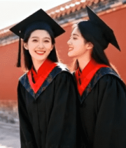 身着学士服的女生合影1482#横屏 