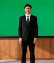 身着西装男子站于绿幕前10099#横屏 