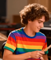 少年坐在鼓前微笑看向镜头13335#横屏 