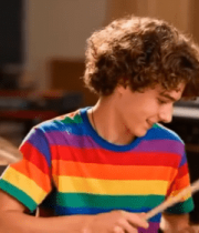 少年坐在鼓前微笑看向镜头13335#横屏 