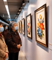 地铁站内老人观赏花卉画作10046#横屏 