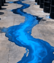 地面流淌蓝色液体的油桶场景9403#横屏 