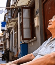 上海弄堂老人闲坐素材1530#横屏 