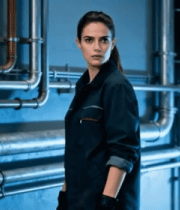 身着工装的女人站在管道旁2007#横屏 