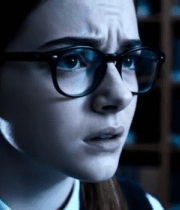 戴眼镜女孩图书馆近景6747#横屏 