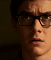 戴眼镜男子专注看纸张画面3511#横屏 