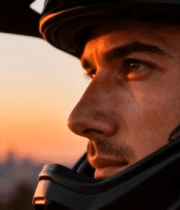 戴头盔男人夕阳下特写7071#横屏 