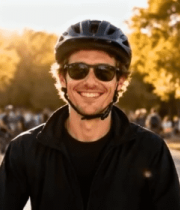 戴头盔男子户外微笑特写5739#横屏 