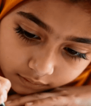 	 戴头巾女孩伏案书写素材7364#横屏 