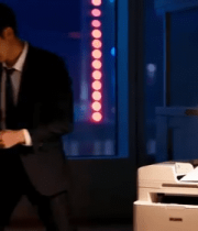 商务人士夜晚办公使用打印机2118#横屏 