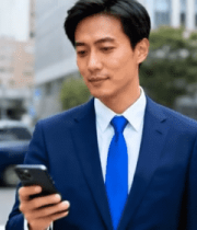 商务人士街头看手机画面7111#横屏 