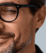 戴眼镜男士面部特写2809#横屏 