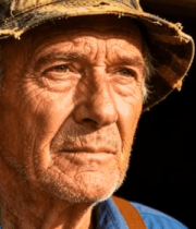 戴迷彩帽老人近景画面(1)14493#横屏 