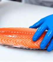 戴手套处理三文鱼食材2945#横屏 