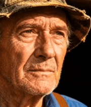 戴迷彩帽老人近景画面(1)14493#横屏 