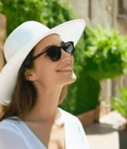 戴帽微笑女子户外特写8501#横屏 