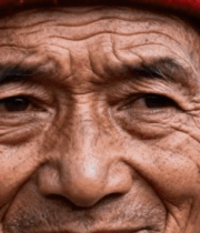 戴红帽老人面部特写2845#横屏 