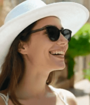 	 戴帽微笑女子户外场景2173#横屏 