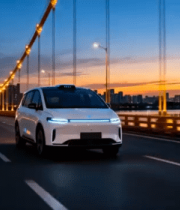 大桥上行驶的新能源汽车7613#横屏 