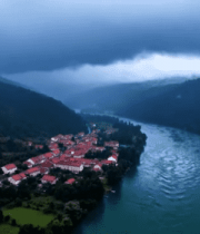 山谷河流旁村庄俯瞰景象11060#横屏 