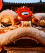 传统建筑前的舞狮头特写7520#横屏 