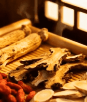 	 传统竹盘上摆放多种中药材1002#横屏 