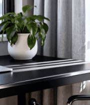 	 窗边办公桌旁的笔记本电脑802#横屏 