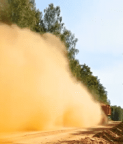 森林中红色卡车行驶扬起尘土14872#横屏 