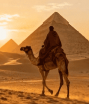 沙漠中骑骆驼近金字塔的场景6204#横屏 