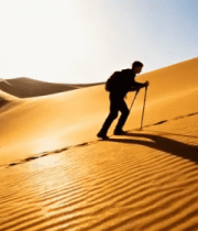 沙漠徒步者的行进画面8409#横屏 