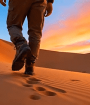 沙漠徒步旅行者脚步特写134#横屏 