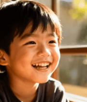 窗边微笑的小男孩(1)12603#横屏 