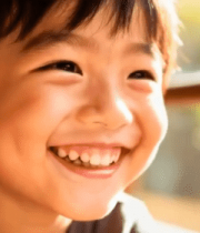 窗边微笑的小男孩5993#横屏 